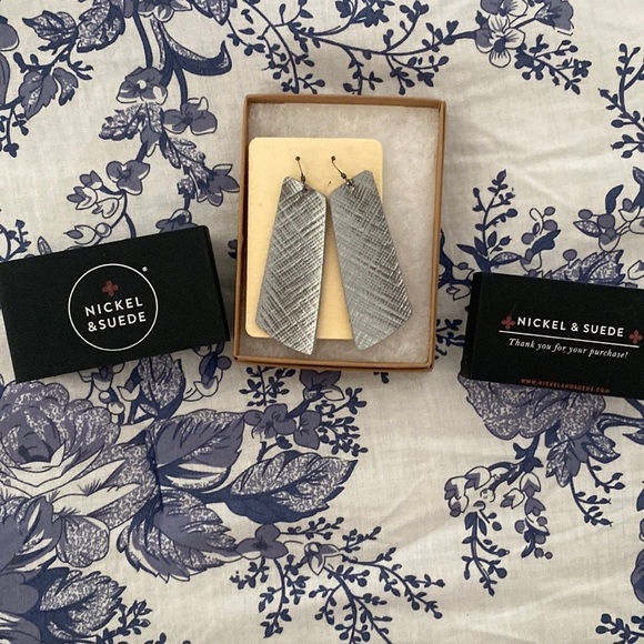 Nickel & Suede Leather Drop Earrings in Silver!  Like New Condition. - Picture 2 of 6